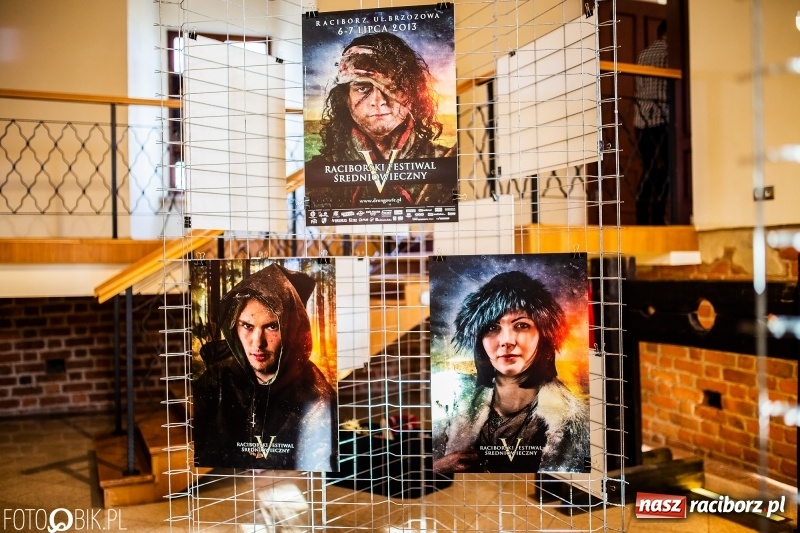 Zdjęcie w galerii na portalu naszraciborz.pl: Wernisaż wystawy Marcina Rychłego połączony z otwarciem izby średniowiecznej na zamku wiadomości z regionu