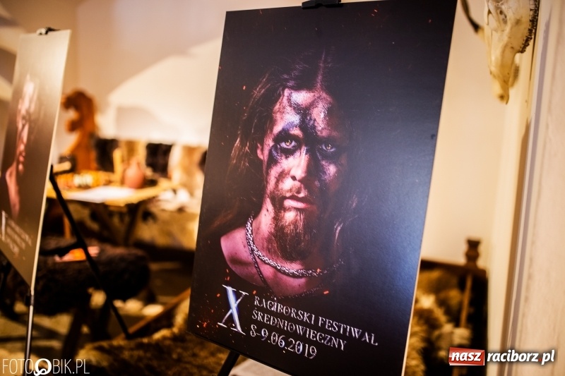 Zdjęcie w galerii na portalu naszraciborz.pl: Wernisaż wystawy Marcina Rychłego połączony z otwarciem izby średniowiecznej na zamku wiadomości z regionu