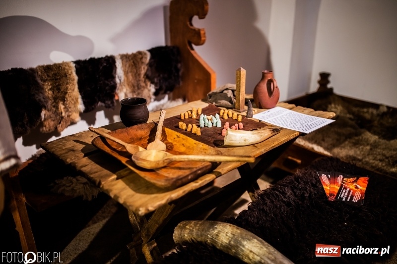 Zdjęcie w galerii na portalu naszraciborz.pl: Wernisaż wystawy Marcina Rychłego połączony z otwarciem izby średniowiecznej na zamku wiadomości z regionu