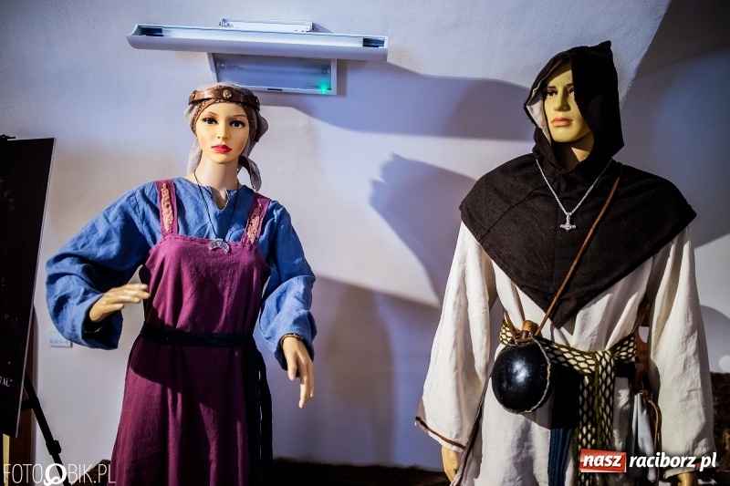 Zdjęcie w galerii na portalu naszraciborz.pl: Wernisaż wystawy Marcina Rychłego połączony z otwarciem izby średniowiecznej na zamku wiadomości z regionu