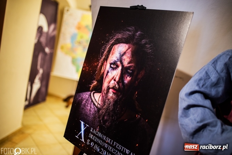 Zdjęcie w galerii na portalu naszraciborz.pl: Wernisaż wystawy Marcina Rychłego połączony z otwarciem izby średniowiecznej na zamku wiadomości z regionu