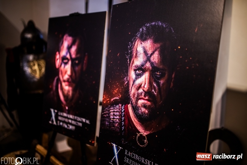 Zdjęcie w galerii na portalu naszraciborz.pl: Wernisaż wystawy Marcina Rychłego połączony z otwarciem izby średniowiecznej na zamku wiadomości z regionu