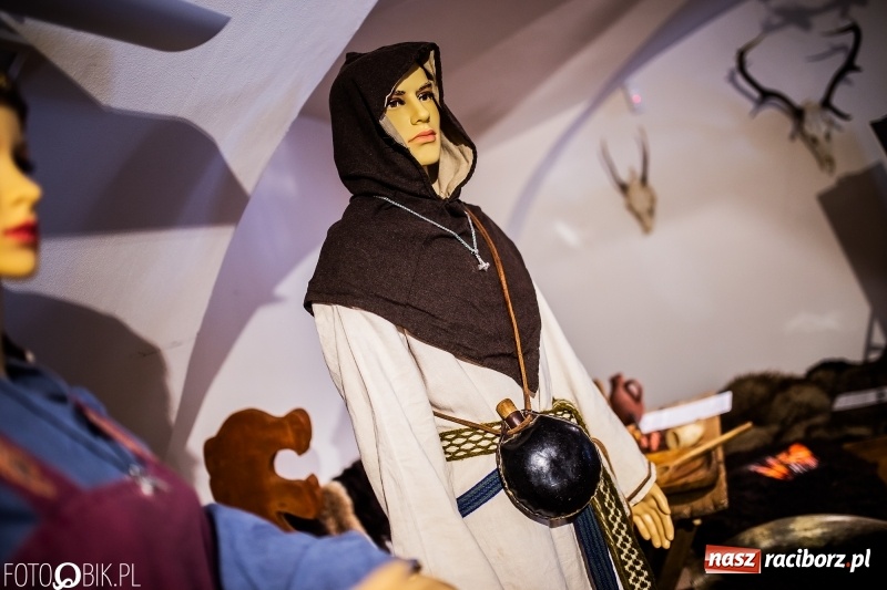 Zdjęcie w galerii na portalu naszraciborz.pl: Wernisaż wystawy Marcina Rychłego połączony z otwarciem izby średniowiecznej na zamku wiadomości z regionu