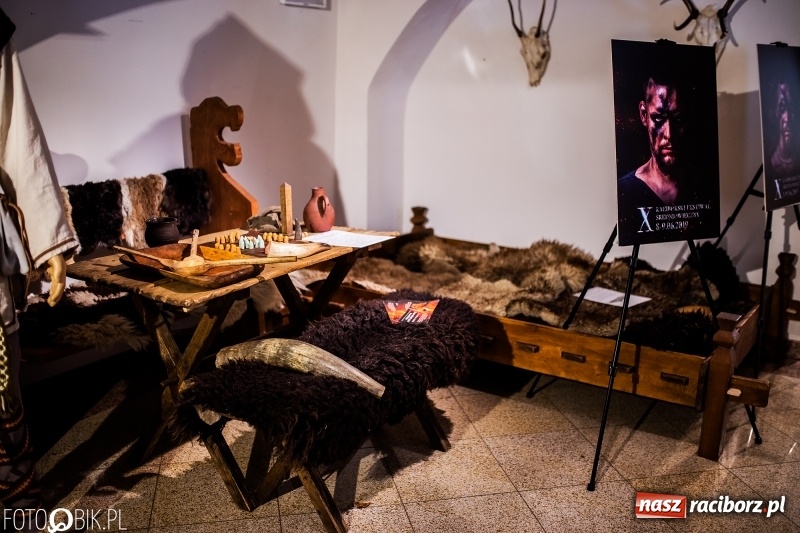 Zdjęcie w galerii na portalu naszraciborz.pl: Wernisaż wystawy Marcina Rychłego połączony z otwarciem izby średniowiecznej na zamku wiadomości z regionu