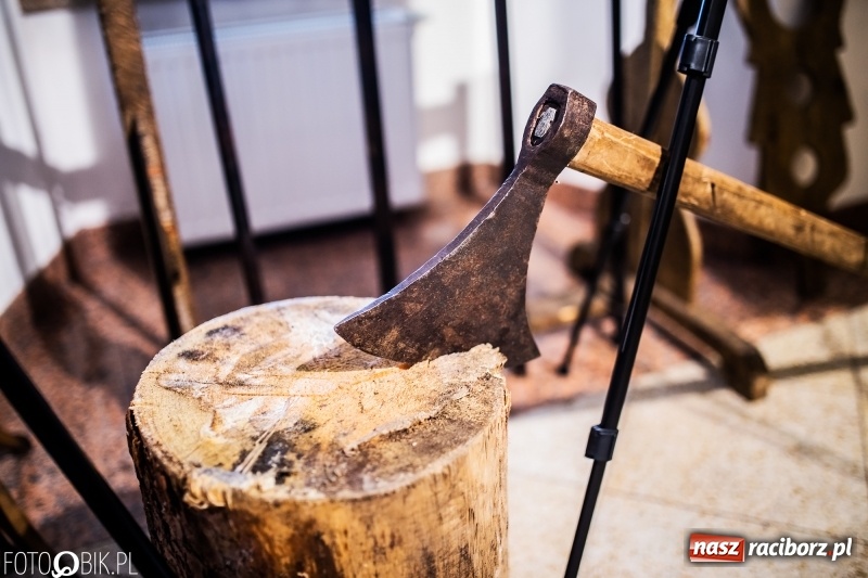 Zdjęcie w galerii na portalu naszraciborz.pl: Wernisaż wystawy Marcina Rychłego połączony z otwarciem izby średniowiecznej na zamku wiadomości z regionu