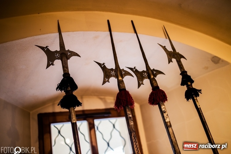 Zdjęcie w galerii na portalu naszraciborz.pl: Wernisaż wystawy Marcina Rychłego połączony z otwarciem izby średniowiecznej na zamku wiadomości z regionu