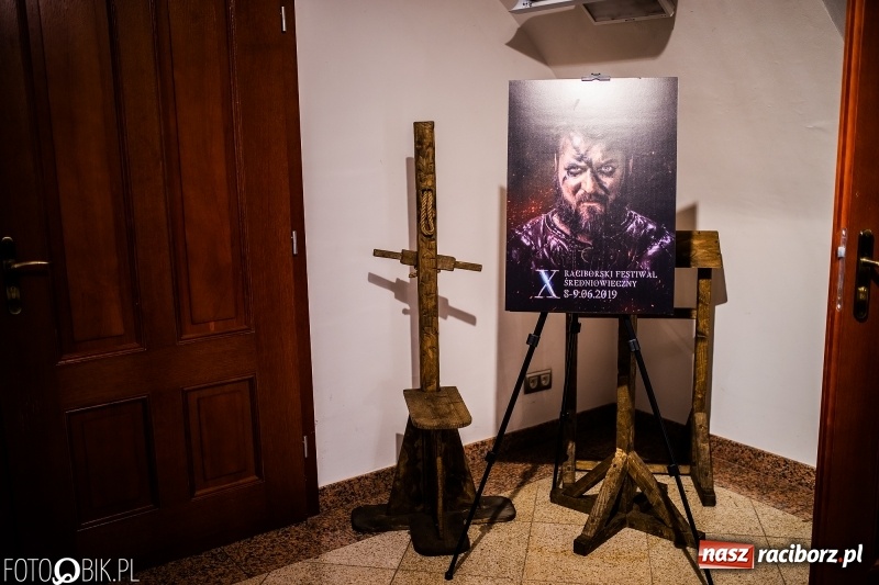 Zdjęcie w galerii na portalu naszraciborz.pl: Wernisaż wystawy Marcina Rychłego połączony z otwarciem izby średniowiecznej na zamku wiadomości z regionu