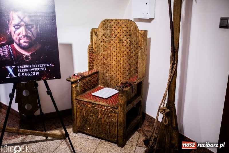 Zdjęcie w galerii na portalu naszraciborz.pl: Wernisaż wystawy Marcina Rychłego połączony z otwarciem izby średniowiecznej na zamku wiadomości z regionu
