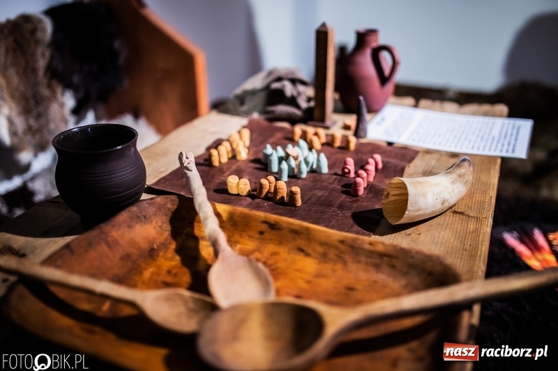 Zdjęcie w galerii na portalu naszraciborz.pl: Wernisaż wystawy Marcina Rychłego połączony z otwarciem izby średniowiecznej na zamku wiadomości z regionu