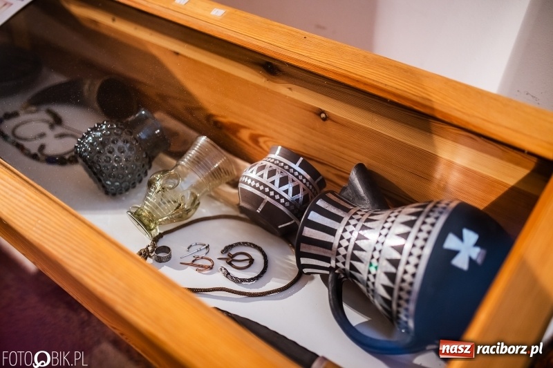 Zdjęcie w galerii na portalu naszraciborz.pl: Wernisaż wystawy Marcina Rychłego połączony z otwarciem izby średniowiecznej na zamku wiadomości z regionu