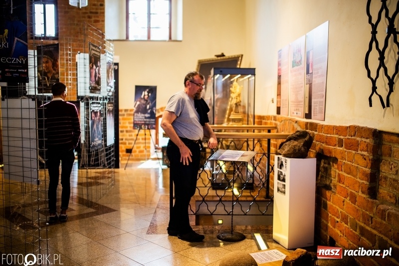 Zdjęcie w galerii na portalu naszraciborz.pl: Wernisaż wystawy Marcina Rychłego połączony z otwarciem izby średniowiecznej na zamku wiadomości z regionu