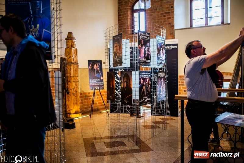 Zdjęcie w galerii na portalu naszraciborz.pl: Wernisaż wystawy Marcina Rychłego połączony z otwarciem izby średniowiecznej na zamku wiadomości z regionu