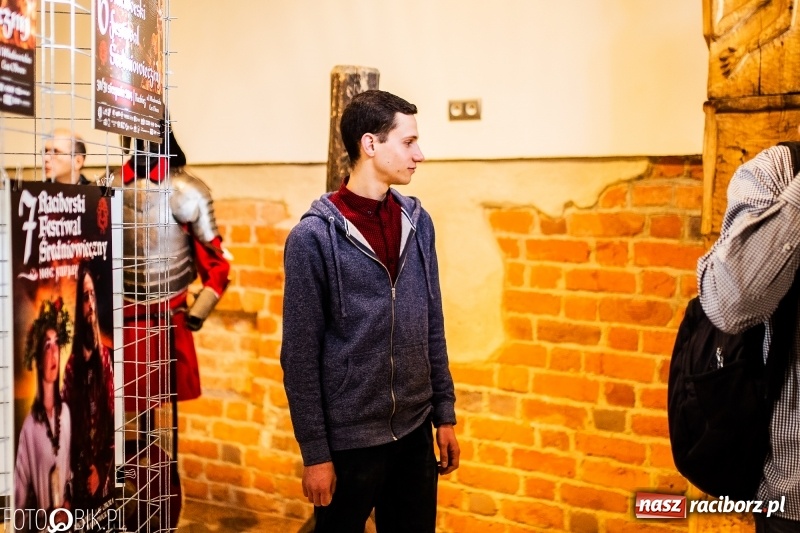 Zdjęcie w galerii na portalu naszraciborz.pl: Wernisaż wystawy Marcina Rychłego połączony z otwarciem izby średniowiecznej na zamku wiadomości z regionu