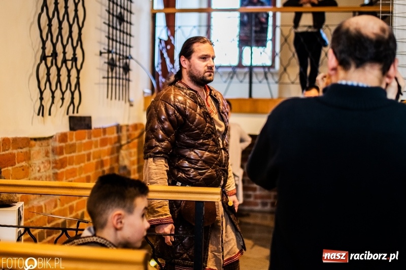 Zdjęcie w galerii na portalu naszraciborz.pl: Wernisaż wystawy Marcina Rychłego połączony z otwarciem izby średniowiecznej na zamku wiadomości z regionu