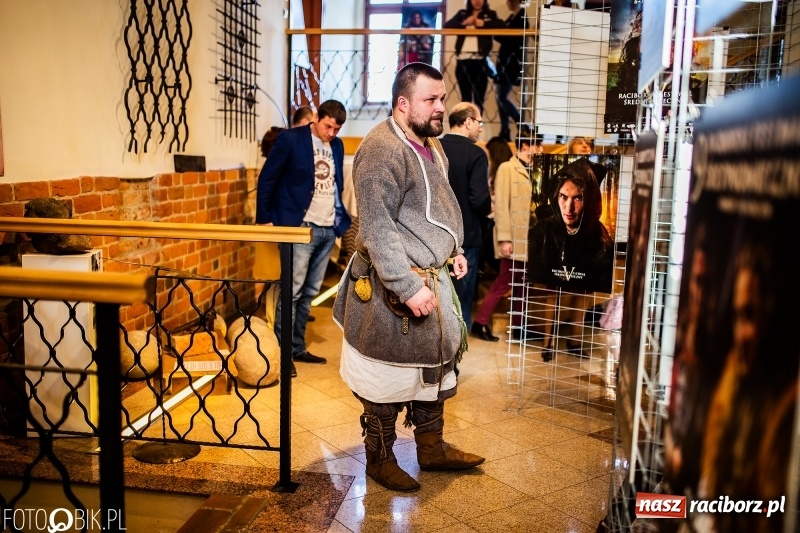 Zdjęcie w galerii na portalu naszraciborz.pl: Wernisaż wystawy Marcina Rychłego połączony z otwarciem izby średniowiecznej na zamku wiadomości z regionu
