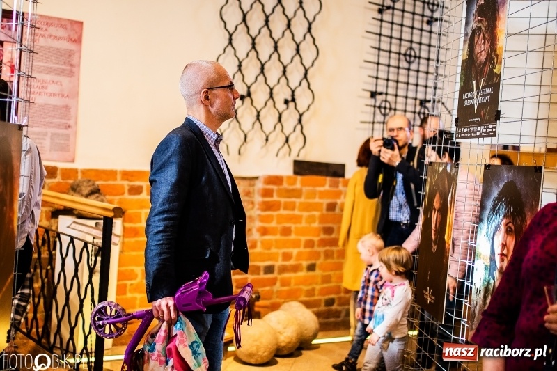 Zdjęcie w galerii na portalu naszraciborz.pl: Wernisaż wystawy Marcina Rychłego połączony z otwarciem izby średniowiecznej na zamku wiadomości z regionu