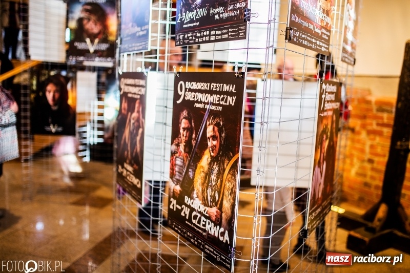 Zdjęcie w galerii na portalu naszraciborz.pl: Wernisaż wystawy Marcina Rychłego połączony z otwarciem izby średniowiecznej na zamku wiadomości z regionu