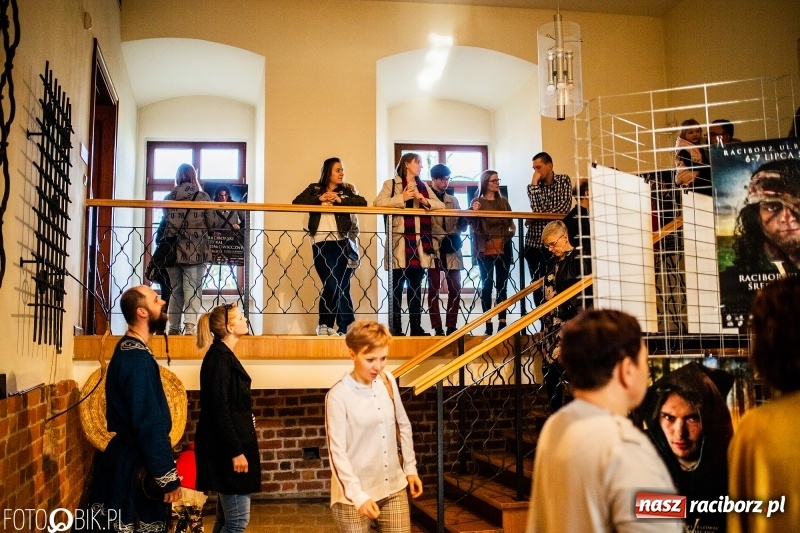 Zdjęcie w galerii na portalu naszraciborz.pl: Wernisaż wystawy Marcina Rychłego połączony z otwarciem izby średniowiecznej na zamku wiadomości z regionu