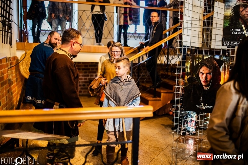 Zdjęcie w galerii na portalu naszraciborz.pl: Wernisaż wystawy Marcina Rychłego połączony z otwarciem izby średniowiecznej na zamku wiadomości z regionu