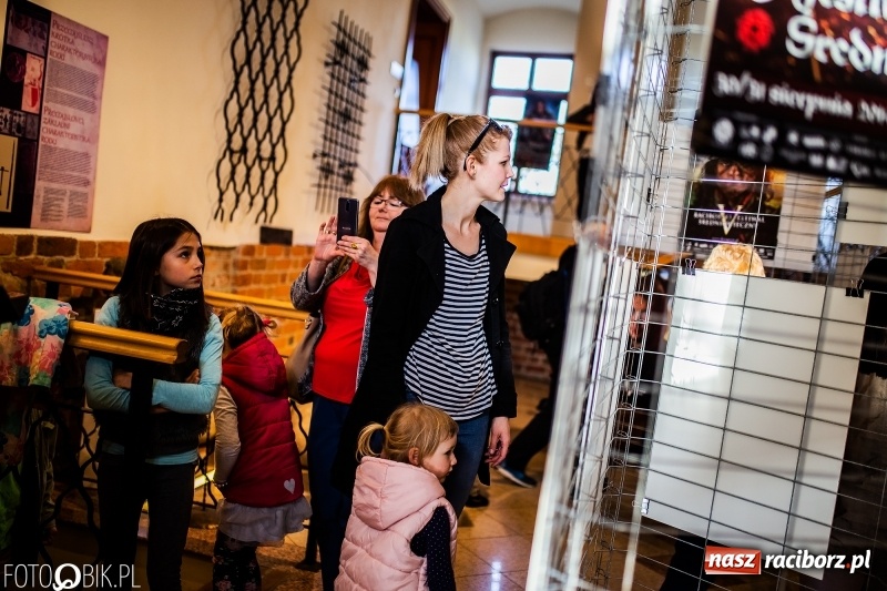 Zdjęcie w galerii na portalu naszraciborz.pl: Wernisaż wystawy Marcina Rychłego połączony z otwarciem izby średniowiecznej na zamku wiadomości z regionu