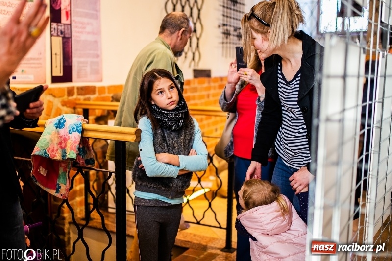 Zdjęcie w galerii na portalu naszraciborz.pl: Wernisaż wystawy Marcina Rychłego połączony z otwarciem izby średniowiecznej na zamku wiadomości z regionu