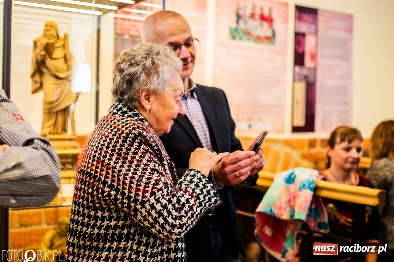 Zdjęcie w galerii na portalu naszraciborz.pl: Wernisaż wystawy Marcina Rychłego połączony z otwarciem izby średniowiecznej na zamku wiadomości z regionu