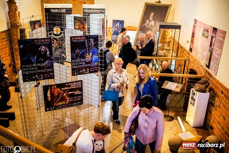 Zdjęcie w galerii na portalu naszraciborz.pl: Wernisaż wystawy Marcina Rychłego połączony z otwarciem izby średniowiecznej na zamku wiadomości z regionu