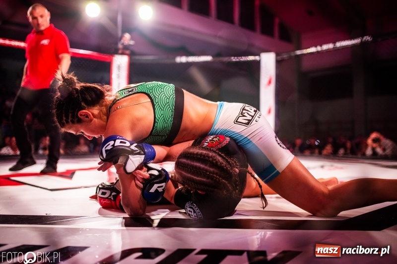 Zdjęcie w galerii na portalu naszraciborz.pl: Joanna Kiki Ogrodnik wygrywa przed czasem na gali MMA w Raciborzu [WIDEO i FOTO] wiadomości z regionu
