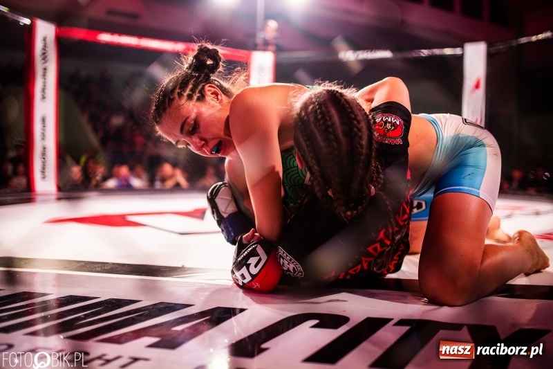 Zdjęcie w galerii na portalu naszraciborz.pl: Joanna Kiki Ogrodnik wygrywa przed czasem na gali MMA w Raciborzu [WIDEO i FOTO] wiadomości z regionu