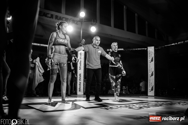 Zdjęcie w galerii na portalu naszraciborz.pl: Joanna Kiki Ogrodnik wygrywa przed czasem na gali MMA w Raciborzu [WIDEO i FOTO] wiadomości z regionu