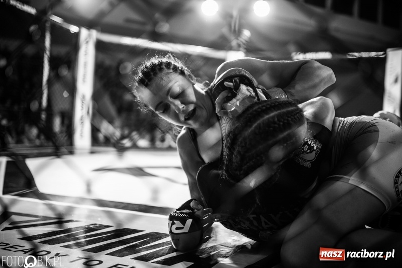 Zdjęcie w galerii na portalu naszraciborz.pl: Joanna Kiki Ogrodnik wygrywa przed czasem na gali MMA w Raciborzu [WIDEO i FOTO] wiadomości z regionu