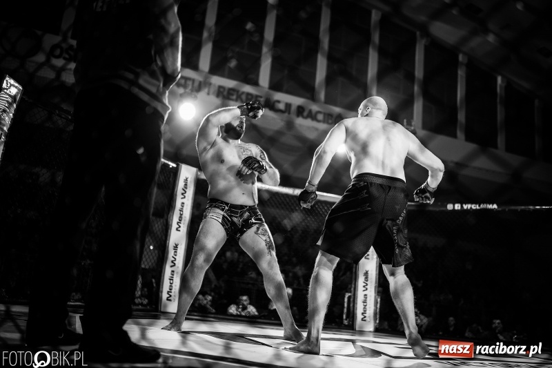 Zdjęcie w galerii na portalu naszraciborz.pl: Trzecia gala MMA w Raciborzu. Pełna Arena Rafako. Świetne walki [WIDEO i FOTO] wiadomości z regionu