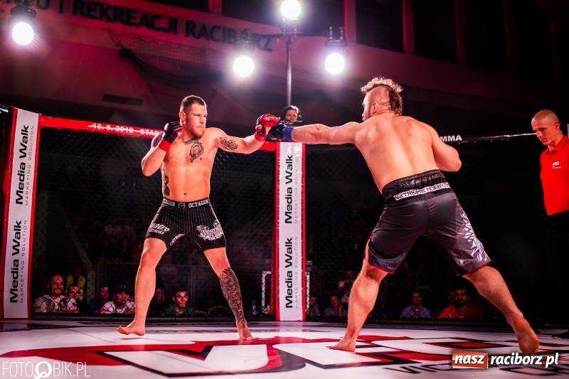 Zdjęcie w galerii na portalu naszraciborz.pl: Trzecia gala MMA w Raciborzu. Pełna Arena Rafako. Świetne walki [WIDEO i FOTO] wiadomości z regionu