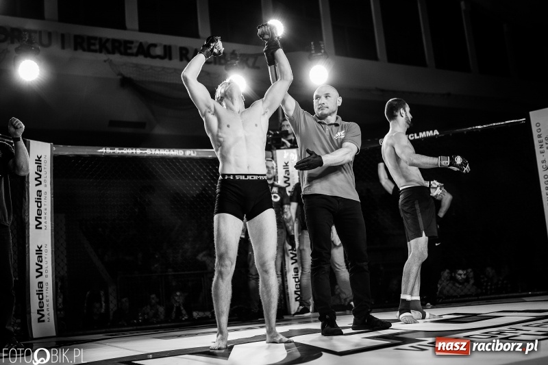 Zdjęcie w galerii na portalu naszraciborz.pl: Trzecia gala MMA w Raciborzu. Pełna Arena Rafako. Świetne walki [WIDEO i FOTO] wiadomości z regionu