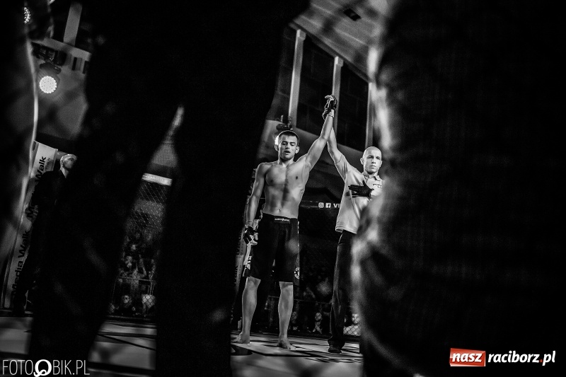 Zdjęcie w galerii na portalu naszraciborz.pl: Trzecia gala MMA w Raciborzu. Pełna Arena Rafako. Świetne walki [WIDEO i FOTO] wiadomości z regionu