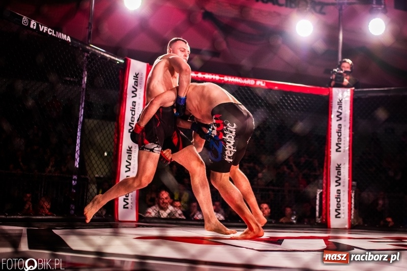 Zdjęcie w galerii na portalu naszraciborz.pl: Trzecia gala MMA w Raciborzu. Pełna Arena Rafako. Świetne walki [WIDEO i FOTO] wiadomości z regionu