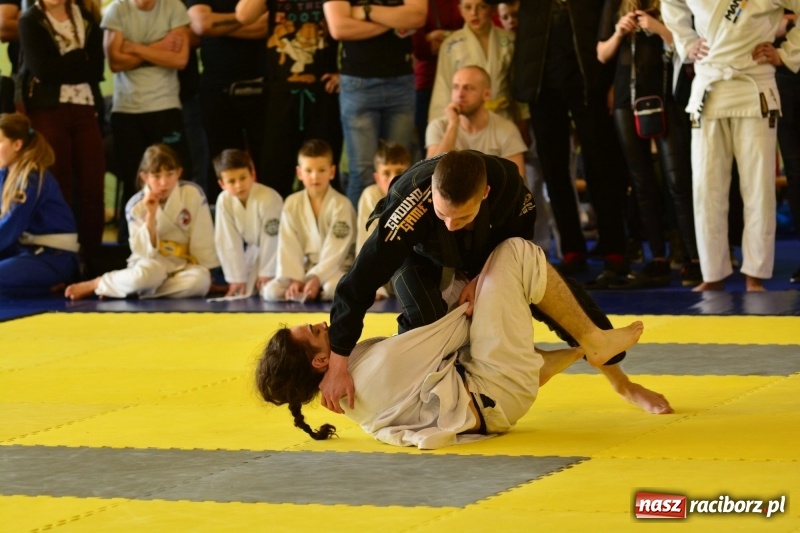 Zdjęcie w galerii na portalu naszraciborz.pl: Ju-Jitsu sportowe królowało dziś w Kuźni Raciborskiej wiadomości z regionu
