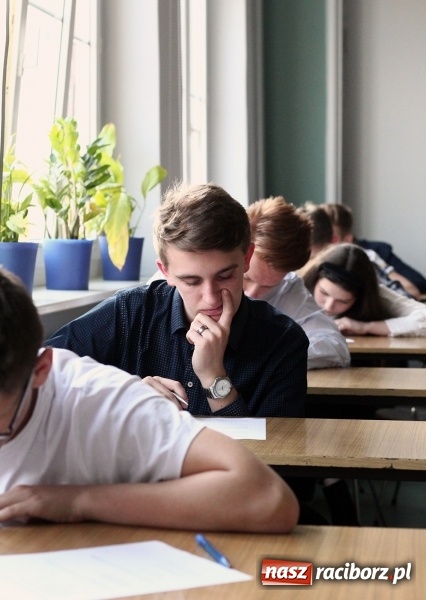 Zdjęcie w galerii na portalu naszraciborz.pl: Kolejna edycja Powiatowego Konkursu Wiedzy o Społeczeństwie za nami  wiadomości z regionu