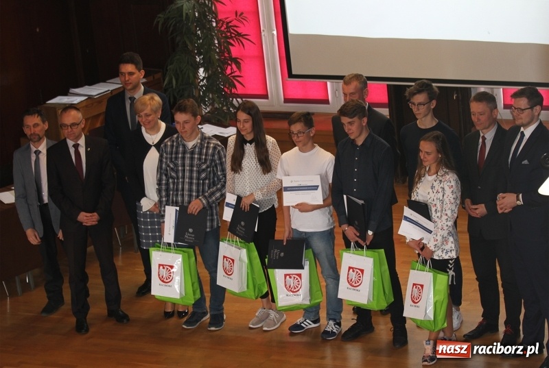 Zdjęcie w galerii na portalu naszraciborz.pl: Kolejna edycja Powiatowego Konkursu Wiedzy o Społeczeństwie za nami  wiadomości z regionu