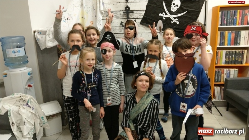 Zdjęcie w galerii na portalu naszraciborz.pl: Ahoj, przygodo! Piracka Noc z Andersenem w bibliotece wiadomości z regionu