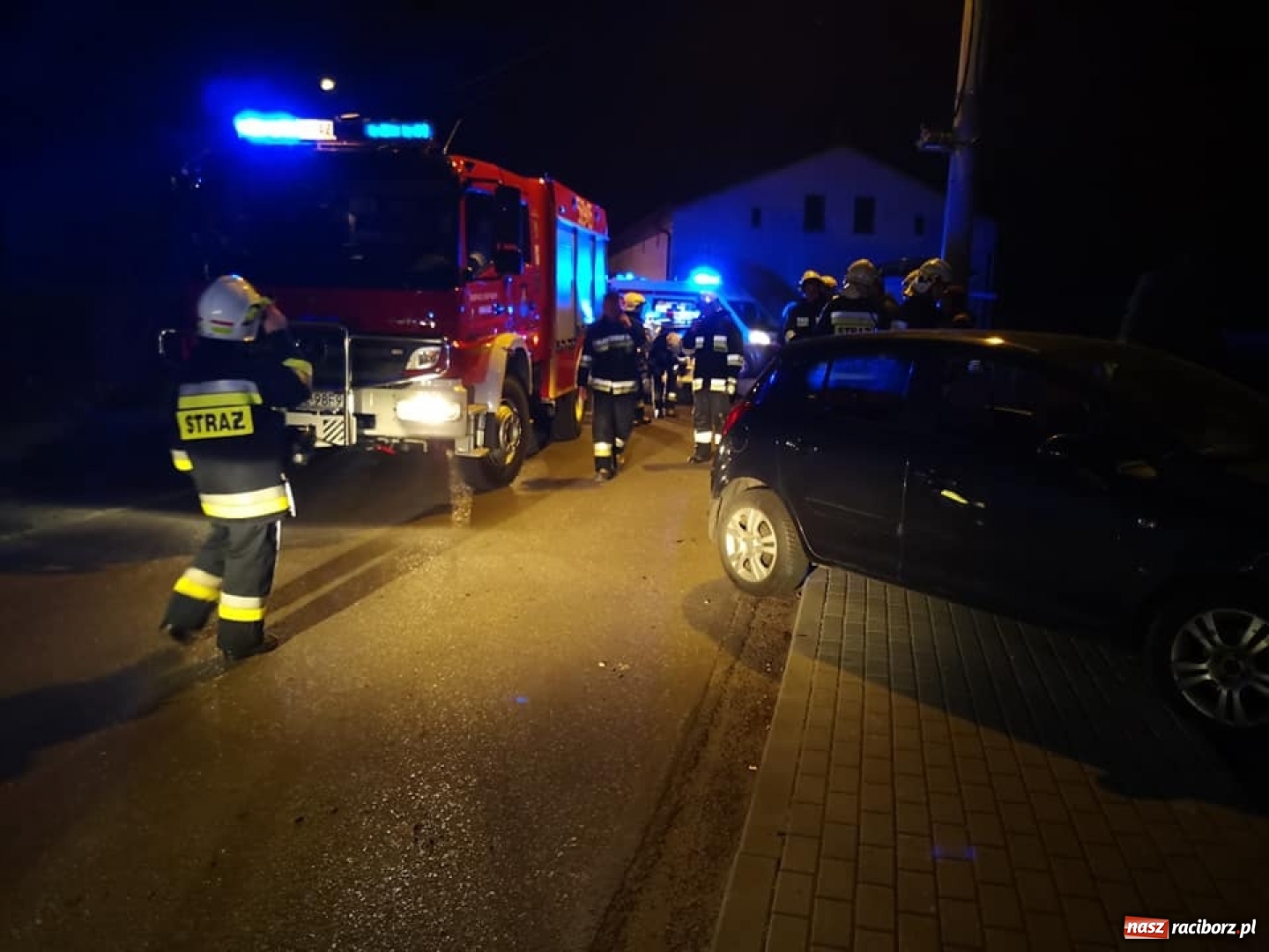 Zdjęcie w galerii na portalu naszraciborz.pl: W Budziskach samochód uderzył w ogrodzenie. Raport raciborskich strażaków wiadomości z regionu