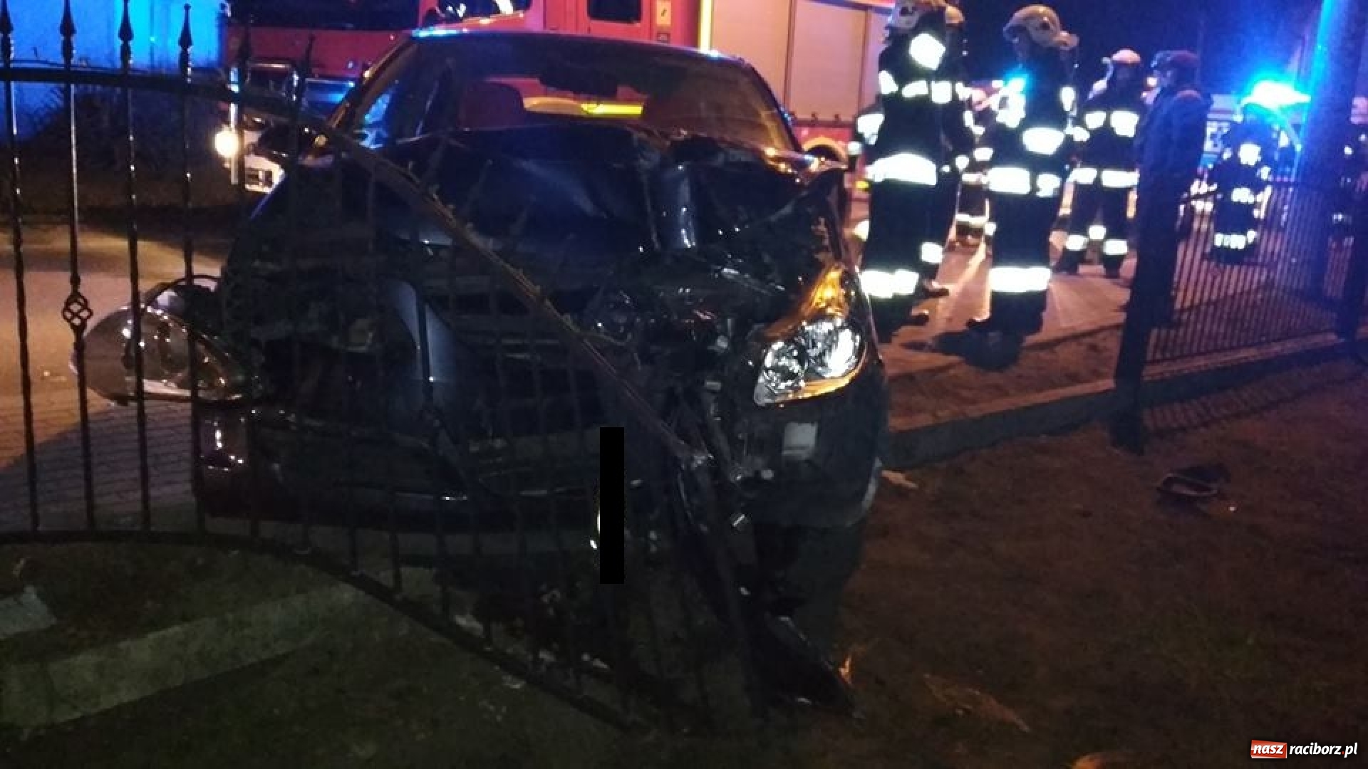 Zdjęcie w galerii na portalu naszraciborz.pl: W Budziskach samochód uderzył w ogrodzenie. Raport raciborskich strażaków wiadomości z regionu