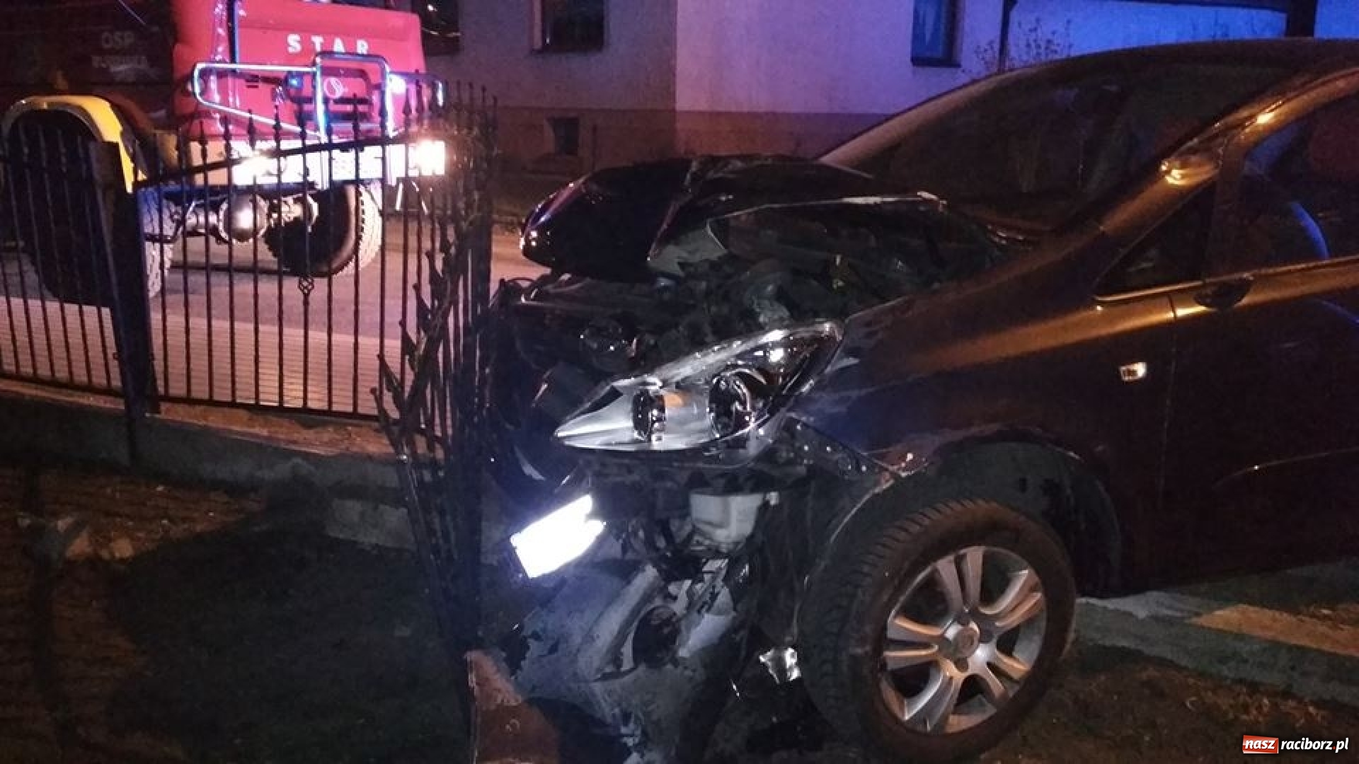 Zdjęcie w galerii na portalu naszraciborz.pl: W Budziskach samochód uderzył w ogrodzenie. Raport raciborskich strażaków wiadomości z regionu
