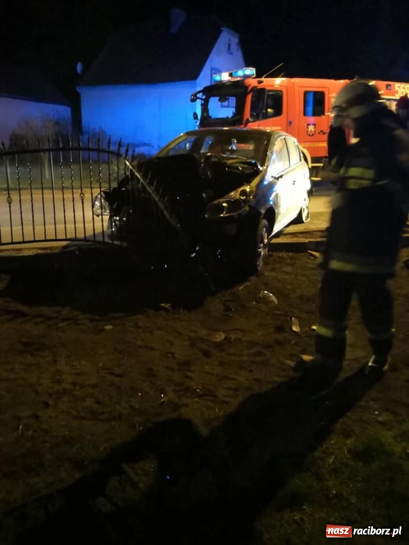 Zdjęcie w galerii na portalu naszraciborz.pl: W Budziskach samochód uderzył w ogrodzenie. Raport raciborskich strażaków wiadomości z regionu