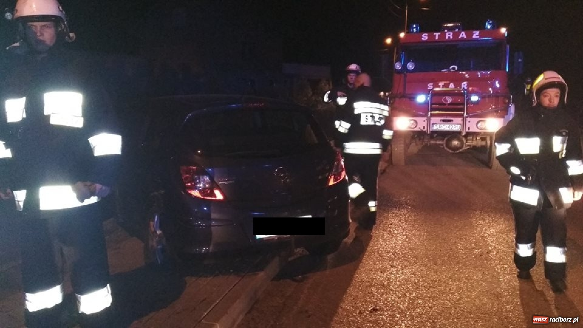 Zdjęcie w galerii na portalu naszraciborz.pl: W Budziskach samochód uderzył w ogrodzenie. Raport raciborskich strażaków wiadomości z regionu