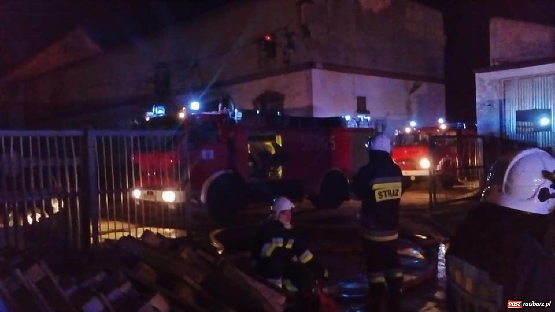 Zdjęcie w galerii na portalu naszraciborz.pl: W Budziskach samochód uderzył w ogrodzenie. Raport raciborskich strażaków wiadomości z regionu