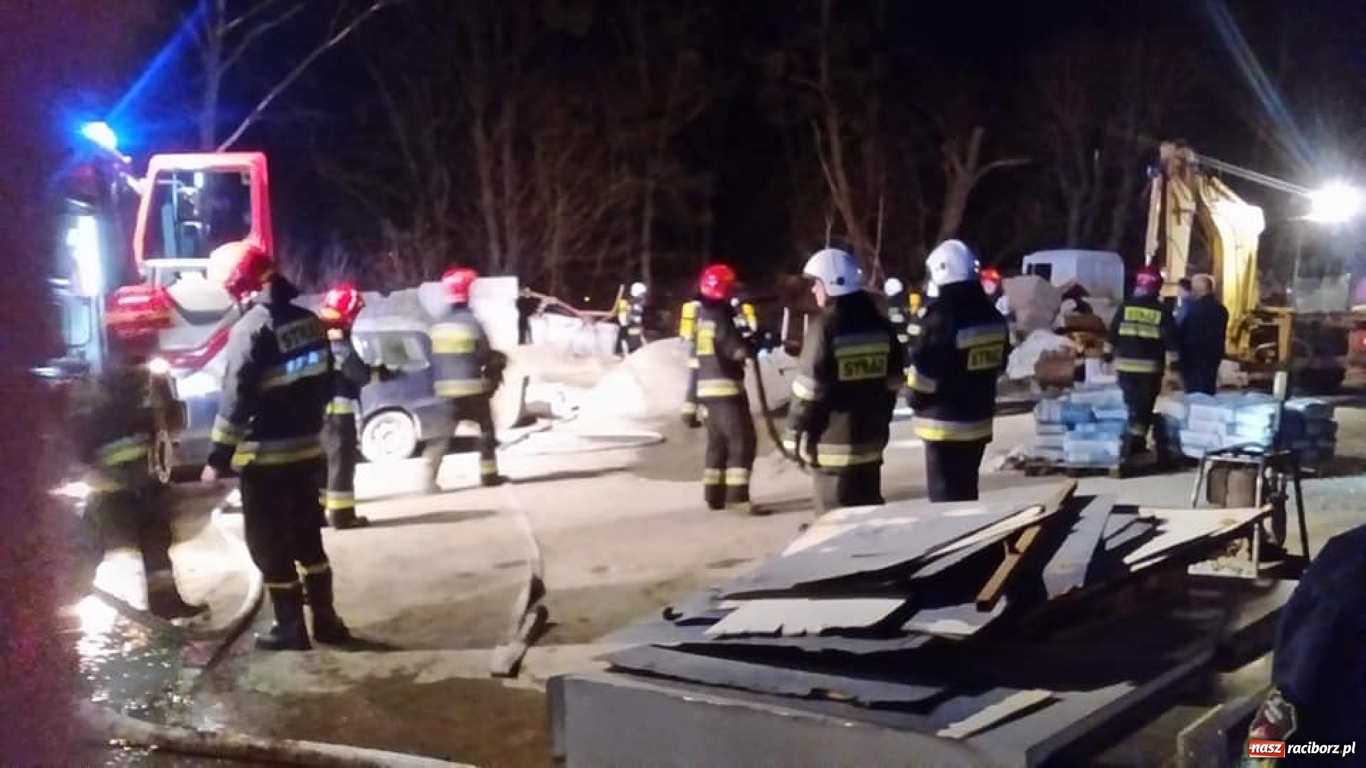 Zdjęcie w galerii na portalu naszraciborz.pl: W Budziskach samochód uderzył w ogrodzenie. Raport raciborskich strażaków wiadomości z regionu