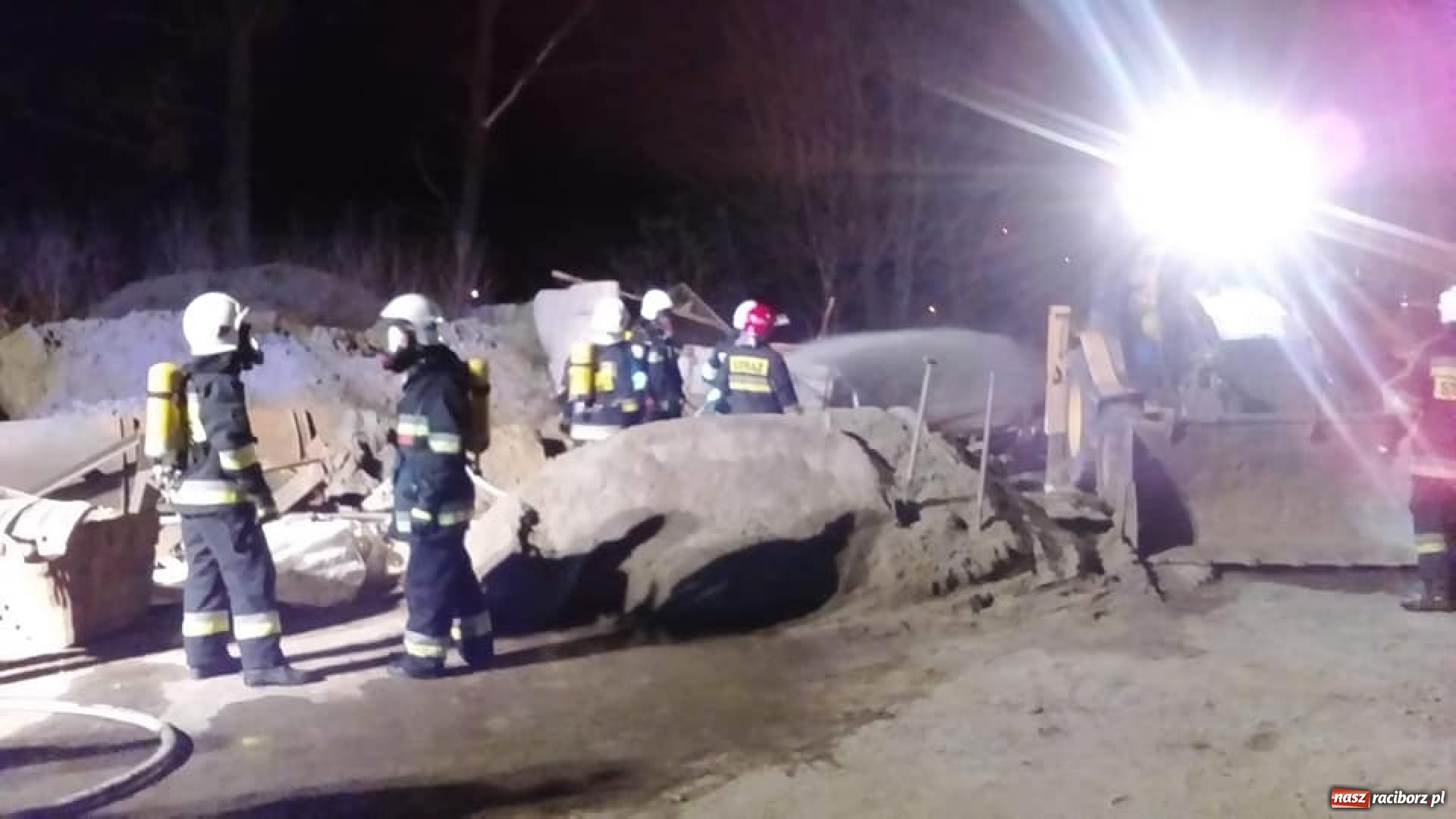 Zdjęcie w galerii na portalu naszraciborz.pl: W Budziskach samochód uderzył w ogrodzenie. Raport raciborskich strażaków wiadomości z regionu