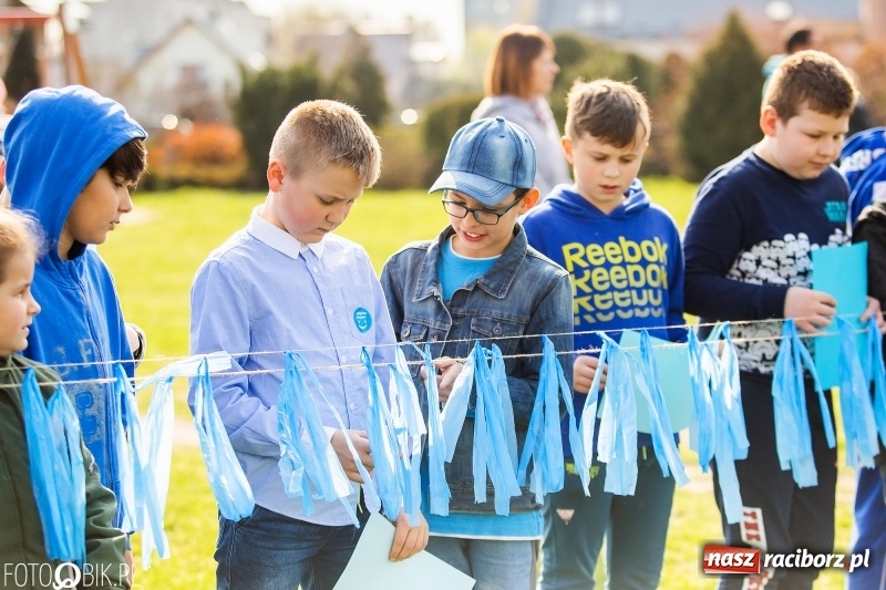 Zdjęcie w galerii na portalu naszraciborz.pl: Świecimy razem dla autyzmu. Happening w Szkole Podstawowej nr 1 wiadomości z regionu