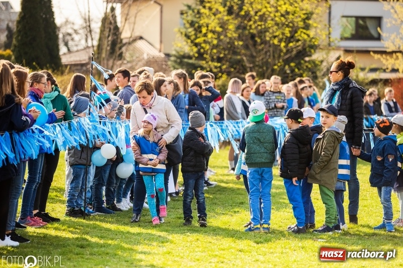 Zdjęcie w galerii na portalu naszraciborz.pl: Świecimy razem dla autyzmu. Happening w Szkole Podstawowej nr 1 wiadomości z regionu